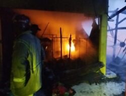 Pasar Mojoduwur Jombang Meledakkan Api: Kios Kayu Mempercepat Penyebaran Kebakaran