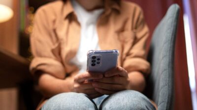 Mengintip 8 Alasan Psikologis Kenapa Kita Selalu Ingin Memeriksa Ponsel