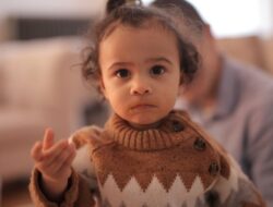 Efek Gadget atau Orang Tua? Ahli Ungkap Alasannya Tentang Anak dengan Frekuensi Tantrum Tinggi dan Keterlambatan Berbicara