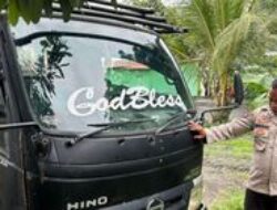 SIALAN! Menghindari Jalanan BERLUBANG, Pengendara Motor di Toili Barat TERTIMPUN oleh Truk! Petugas Kepolisian Segera Datang untuk Evakuasi!