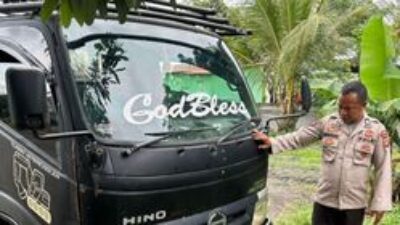 SIALAN! Menghindari Jalanan BERLUBANG, Pengendara Motor di Toili Barat TERTIMPUN oleh Truk! Petugas Kepolisian Segera Datang untuk Evakuasi!