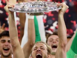 Bayern Muenchen Menang Atas Moenchengladbac,Harry Kane Akhirnya Angkat Trofi di Bundesliga 2024/25
